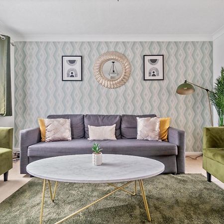 Lush House Close To Ashford Town Centre With Driveway Kültér fotó