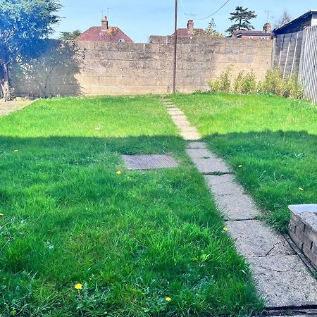 Lush House Close To Ashford Town Centre With Driveway Kültér fotó