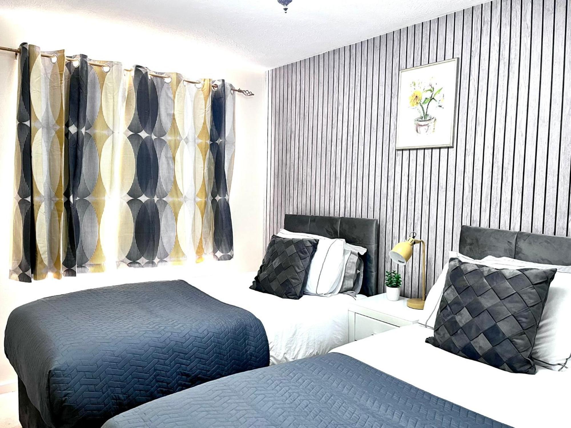 Lush House Close To Ashford Town Centre With Driveway Kültér fotó