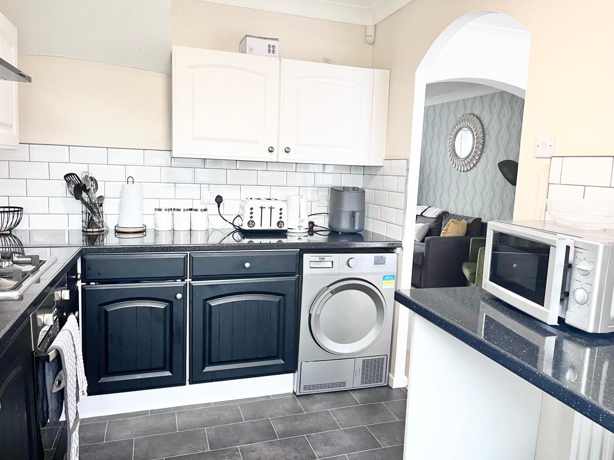 Lush House Close To Ashford Town Centre With Driveway Kültér fotó