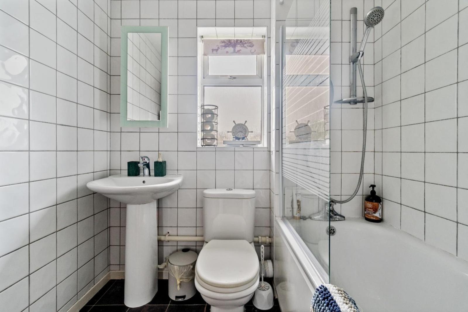 Lush House Close To Ashford Town Centre With Driveway Kültér fotó