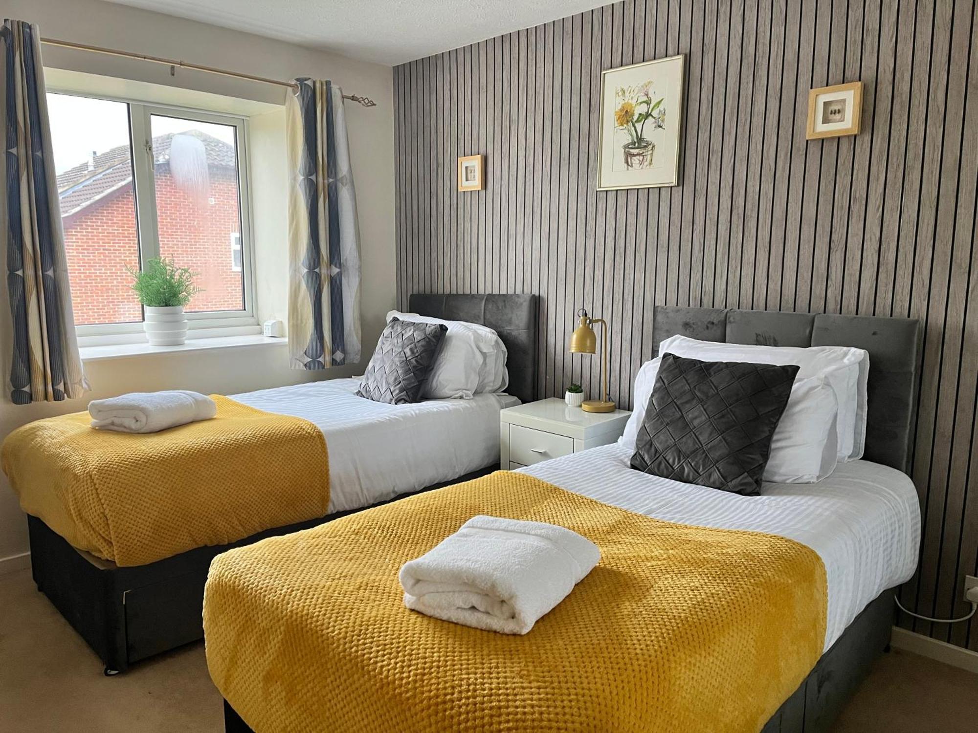 Lush House Close To Ashford Town Centre With Driveway Kültér fotó